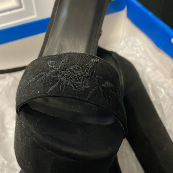 Ladies black suede heels - Picture 2 of 3